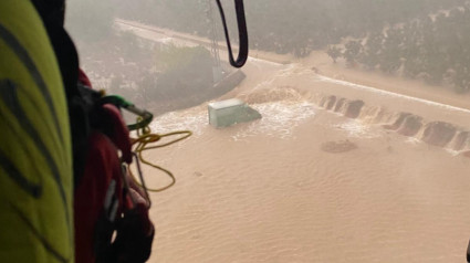 Los bomberos rescatan en helicóptero a un conductor atrapado por al dana