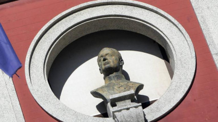 Busto del rey emérito Juan Carlos I en la fachada del Ayuntamiento de Ferrol