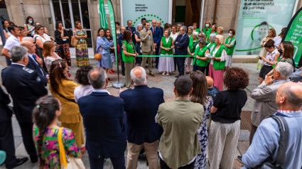 El presidente de la AECC de Ourense, Germán Rodríguez-Saá, en un acto con representantes de la sociedad ourensana