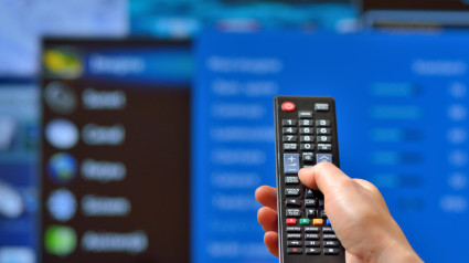 Un usuario configura la TV para adaptarla a las nuevas exigencias de la TDT.