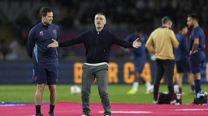 BARCELONA, 20/10/2024.- El entrenador del Sevilla, Xavi García Pimienta, durante el calentamiento previo al partido de LaLiga que FC Barcelona y Sevilla FC disputan este domingo en el estadio Lluis Companys. EFE/Alejandro García