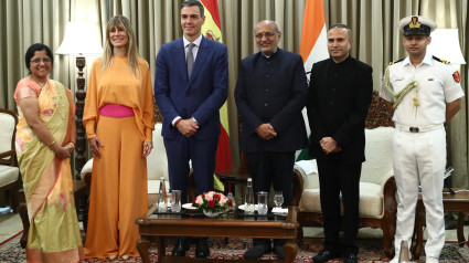 El presidente del Gobierno, Pedro Sánchez, junto a su esposa, Begoña Gómez, durante su visita a la India