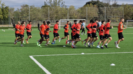 Entrenamiento del Huesca en césped artificial