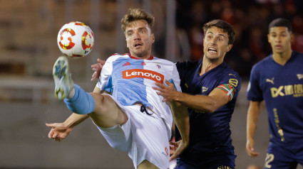 Manu Barreiro, del Compostela, disputa un balón ante el centrocampista del Alavés Ander Guevara