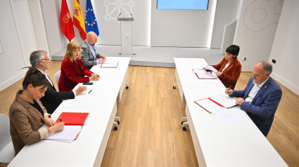 Representantes del Gobierno de Navarra y de EH Bildu en la firma del acuerdo para los Presupuestos de Navarra 2025