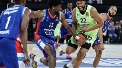 Istanbul (Turkey), 29/10/2024.- Dan Oturu (C-L) of Anadolu Efes in action against Jabari Parker (C-R) of Barcelona during the EuroLeague Basketball match between Anadolu Efes vs Barcelona in Istanbul, Turkey, 29 October 2024. (Baloncesto, Euroliga, Turquía, Estanbul) EFE/EPA/ERDEM SAHIN