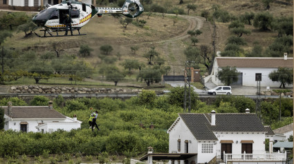 Agentes de la Guardia Civil rescatan con un helicóptero a varios vecinos de la localidad malagueña de Álora