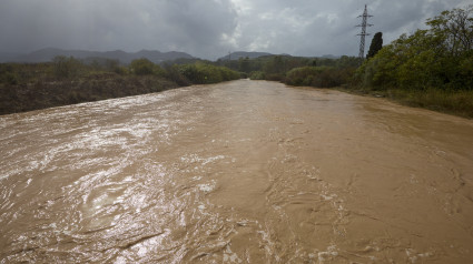 Vista general del barranco de Barxeta con gran caudal debido a las lluvias torrenciales que afectan a la Comunitat Valenciana, y especialmente a la provincia de Valencia, en la que se ha establecido el aviso rojo.