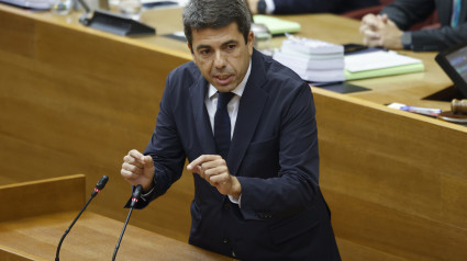 El presidente de la Generalitat, Carlos Mazón, responde en el pleno de Les Corts Valencianes a preguntas de los grupos parlamentarios sobre la trama de las ITV por la que ha sido condenado de Eduardo Zaplana, sobre la actuación del expresident y sobre la central nuclear de Cofrentes.