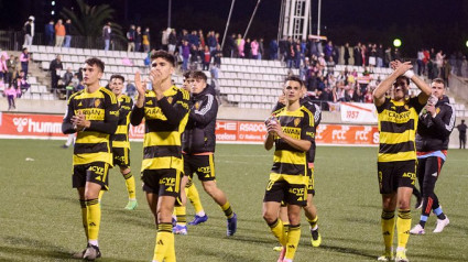 Los jugadores del Real Zaragoza agradecen al final del partido el apoyo de los aficionados aragoneses en Hospitalet