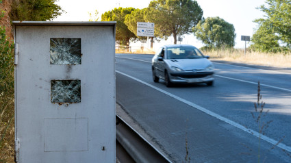 Radar de tráfico para control de velocidad, dañado por vandalismo