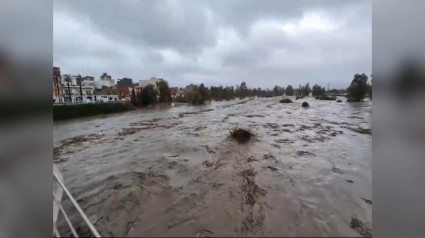 Captura de video que muestra el río Magro desbordado en Utiel