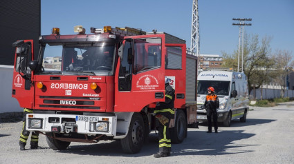 Camión de Bomberos de Granada y ambulancia