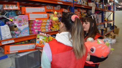 Voluntarias de Cruz Roja con juguetes.