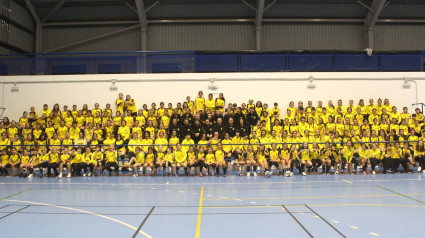 Foto de archivo de jugadores, cuerpo técnico y directivos del equipo Narón-volea Voleibol