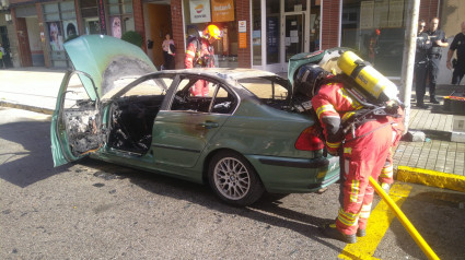 Un fallo eléctrico incendia un vehículo en la avenida de Compostilla de Ponferrada (León)