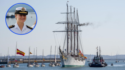 Buque Escuela de la Armada Juan Sebastián Elcano; arriba, a la izquierda, la Princesa Leonor