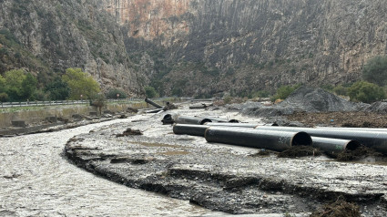 Tuberías de Rules desplazadas por la riada