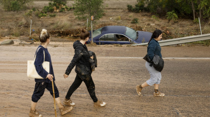 Varias personas transitan por la CV-36 entre Valencia y Paiporta