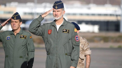 El Rey Felipe VI durante su visita a la Base Aérea de Gando (Gran Canaria) - EUROPA PRESS