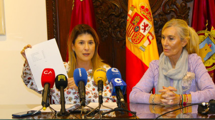 La portavoz del Gobierno local, Rosa Medina, muestra la documentación del caso