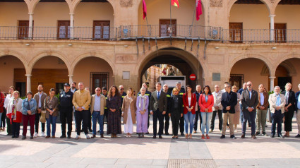 Minuto de silencio ante el Ayuntamiento de Lorca por las víctimas de la DANA