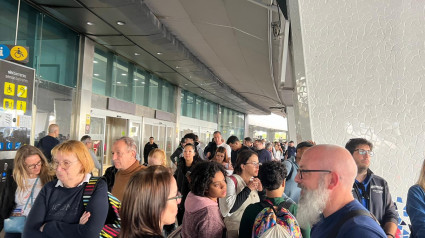 Gente esperando en la cola del taxi en el aeropuerto de Valencia