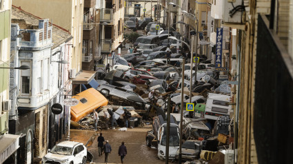 Vehículos amontonados en una calle tras las intensas lluvias de la fuerte dana que afecta especialmente el sur y el este de la península ibérica, este miércoles en Picaña (Valencia). EFE/Biel Aliño