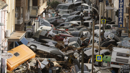 Vehículos amontonados en una calle tras las intensas lluvias.