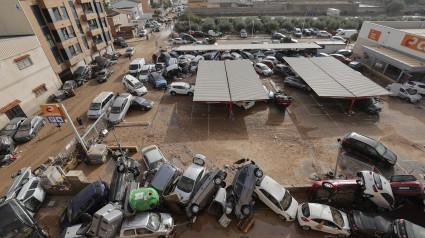 Vista general de varios vehículos dañados en Paiporta, tras las fuertes lluvias causadas por la DANA. La alcaldesa de Paiporta (Valencia), Maribel Albalat, ha confirmado que al menos hay 34 fallecidos en su municipio a consecuencia de la dana que ha afectado a la Comunidad Valenciana. EFE/Manu Bruque