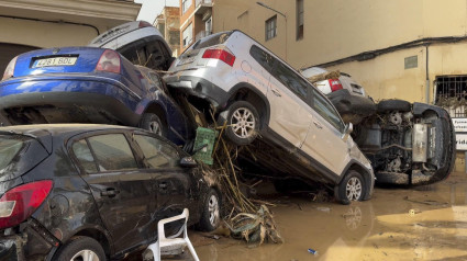 Vista general de varios vehículos dañados en Catarroja, tras las fuertes lluvias causadas por la DANA que han afectado a la Comunidad Valenciana. EFE/Raquel Segura