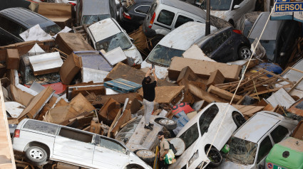 Vehículos amontonados en una calle tras las intensas lluvias de la fuerte dana que afecta especialmente el sur y el este de la península ibérica, este miércoles en Sedaví