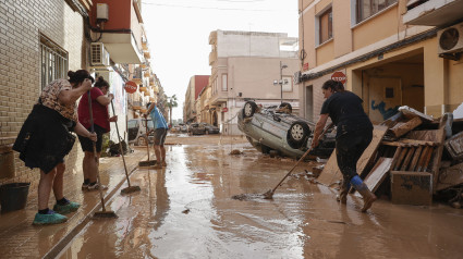 Varias personas colaboran en la limpieza de una calle en Paiporta, tras las fuertes lluvias causadas por la DANA. La alcaldesa de Paiporta (Valencia), Maribel Albalat, ha confirmado que al menos hay 34 fallecidos en su municipio a consecuencia de la dana que ha afectado a la Comunidad Valenciana