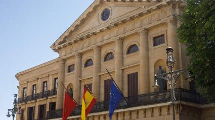 Banderas ondean a media asta en el Palacio de Navarra