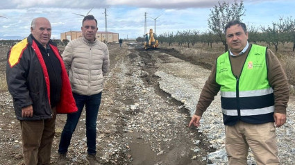 Visita de la Diputación de Granada a Dólar tras la DANA, con el diputado provincial de Emergencias, Eduardo Martos, a la derecha en la imagen