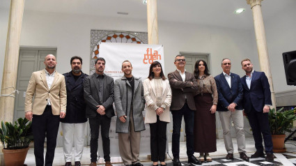 Presentación del ciclo de flamenco y cultura de la Diputación de Granada con el bailaor Manuel Liñán, en el centro de la imagen a la derecha de la diputada provincial de Cultura y Educación, Pilar Caracuel