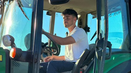 Adrián Sabino en su tractor