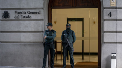 Dos agentes de la Guardia Civil en la Fiscalía General del Estado, a 30 de octubre de 2024, en Madrid (España)