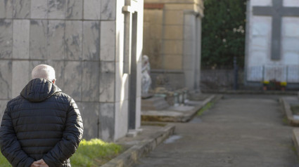 Un hombre pasea por el cementerio de El Suco, en el barrio gijonés de Ceares