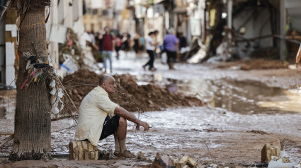 Un hombre observa los daños causados por las inundaciones en la localidad de Paiporta, Valencia, este jueves. La Comunitat Valenciana intenta recuperarse de la peor dana del siglo en España, que ha dejado casi un centenar de muertos en esa región, además de un inmenso escenario de daños en carreteras, calles e infraestructuras de numerosas localidades. EFE/ Biel Aliño