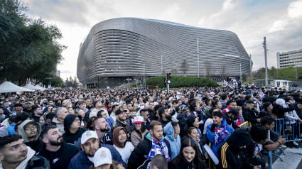 Ambiente previo al clásico entre Real Madrid y FC Barcelona, en los alrededores del Estadio Santiago Bernabéu, a 26 de octubre de 2024, en Madrid (España)