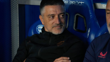 VITORIA-GASTEIZ, 20/09/2024.- El entrenador del Sevilla, Francisco Javier García Pimienta, durante el partido de la jornada 6 de LaLiga EA Sports, entre el Deportivo Alavés y el Sevilla FC que se disputa este viernes, en el estadio de Mendizorrotza de Vitoria-Gasteiz. EFE/ Adrián Ruiz Hierro