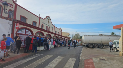 Esta imagen se repite en varios pueblos de la provincia de Valencia. Colas para recoger agua potable.