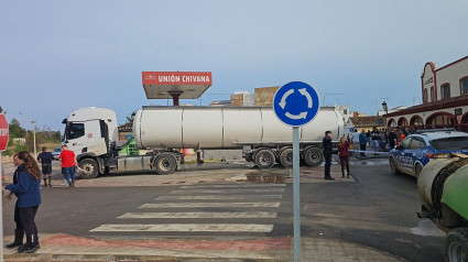 Los camiones cisterna trabajan a destajo para ofrecer agua potable a los vecinos que no la tienen.