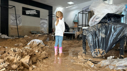 Mila y su hija de 4 años pasaron la DANA subidas a una estantería