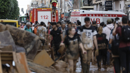 Vecino y personas de diversas comunidades autónomas trabajan como voluntarios para restablecer la normalidad en Alfafar (Valencia), este viernes