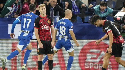 Jon Guridi celebra su gol, primero del equipo vasco