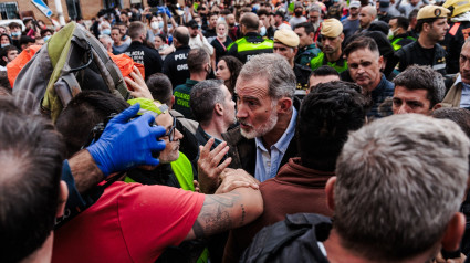 El Rey conversa con las personas que protestaban por la visita en Paiporta