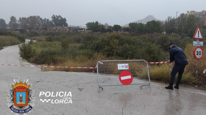 Imagen de una carretera cortada en Lorca por el temporal de lluvias este domingo