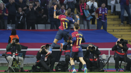 Raphinha celebra su gol con Marc Casadó